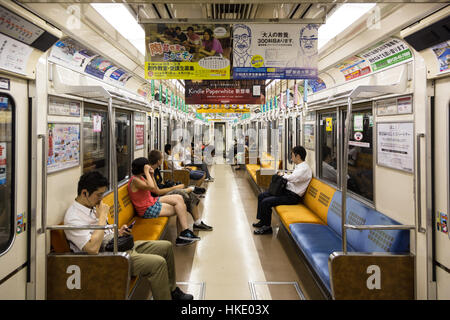 OSAKA, JAPAN - 4. August 2015: Menschen in der u-Bahn Osaka in Japan drittgrößte Stadt in Kansai Provinz reisen. Stockfoto