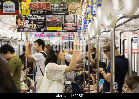 OSAKA, JAPAN - 4. August 2015: Menschen in der überfüllten u-Bahn Osaka in Japan drittgrößte Stadt in Kansai Provinz reisen. Stockfoto