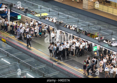 OSAKA, JAPAN - 8. August 2015: Menschen-Warteschlange auf einem Bahnhof Bahnsteig im Geschäft Bezirk von Osaka, Japan drittgrößte Stadt. Stockfoto