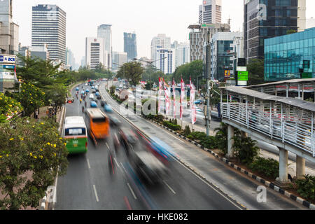 JAKARTA, Indonesien - 19. August 2015: Verkehr, erfasst mit Bewegungsunschärfe, rauscht durch die moderne von Jakarta in Indonesien k Stockfoto