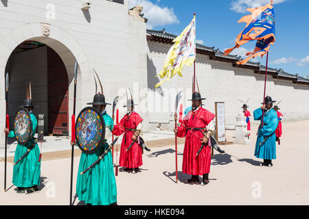 Seoul, Südkorea - September 7: Soldaten in traditionellen Uniformen fahren Sie mit der Änderung des Schutzes vor Gyeongbokgung Palast in Seoul. Stockfoto