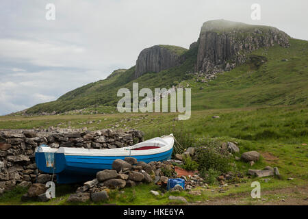 Boot am Boden am Staffin, Hebriden, Schottland Stockfoto