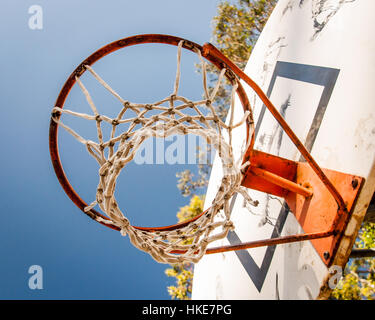 Durch Basket Ball Korb in den Himmel blickte Stockfoto