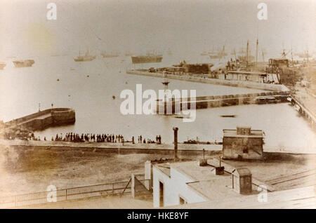 Der Titel scheint auf ein Kunstwerk oder ein Kulturstück zu verweisen, das möglicherweise mit der Kunst des frühen 20. Jahrhunderts oder einer thematischen Darstellung zusammenhängt. Obwohl der genaue Bezug unklar ist, hebt er wahrscheinlich einen historischen oder sozialen Kontext hervor, der für seine Ära relevant ist. Stockfoto