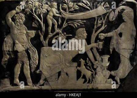 Panel mit Mänade Gießen Wein für Ariadne. Als nächstes Bäume ein Satyr tanzen zwischen mit Objekten der Kult des Dionysos. Glas. Cameo-Auftritt. 1. Jahrhundert n. Chr. Nationales Archäologisches Museum. Neapel. Italien. Stockfoto