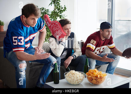 Gruppe von Freunden zusammen Fußballteam zu unterstützen Stockfoto