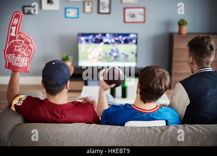Drei Männer mit American Football Ausrüstung Stockfoto