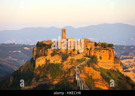 Civita di Bagnoregio Geisterstadt Wahrzeichen, aerial Blick auf Sonnenuntergang. Lazio, Italien, Europa. Stockfoto