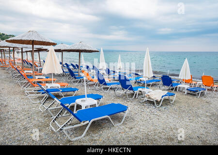 Leere Liegestühle und Sonnenschirme. Griechenland Stockfoto