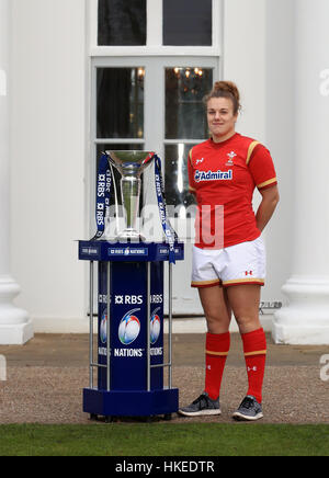 Frauen Kapitän Carys Phillips stellt neben der Six Nations Trophy Wales während der RBS 6 Nations Media Launch im Hurlingham Club, London. Stockfoto