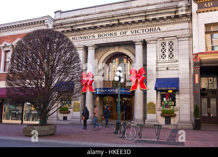 Exterieur der Munros Buchhandlung in Victoria, British Columbia, Kanada.  Gelegen an der Government Street.  Während der Weihnachtszeit. Stockfoto