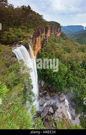 Fitzroy Falls sinkt von 81 Metern ins Yarrunga Tal von Eukalyptus-Bäumen und Pflanzen Regenwald bedeckt. Die Morton Nationalpark, also Stockfoto