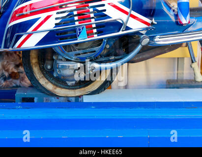 Broad Street, Oxford, Vereinigtes Königreich, 22. Januar 2017: Union Jack Flagge gemalt Piapgio Vespa Motorroller mit leeren alten Vintage Reifen in Cool Britan Stockfoto