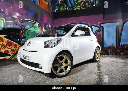 Modifizierte Toyota IQ Sub kompakten Auto und Graffiti Stadtmauer Stockfoto