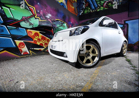 Modifizierte Toyota IQ Sub kompakten Auto und Graffiti Stadtmauer Stockfoto