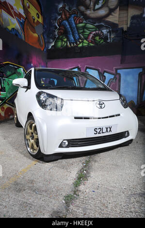 Modifizierte Toyota IQ Sub kompakten Auto und Graffiti Stadtmauer Stockfoto