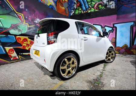 Modifizierte Toyota IQ Sub kompakten Auto und Graffiti Stadtmauer Stockfoto