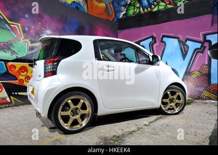 Modifizierte Toyota IQ Sub kompakten Auto und Graffiti Stadtmauer Stockfoto