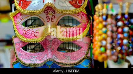 Touristische venezianische Maskerade Masken zum Verkauf auf einem Markt in Venedig Italien Abschaltdruck Stockfoto