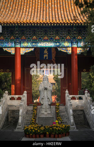 Statue von Konfuzius, Konfuziustempel in Beijing, Volksrepublik China, Asien Stockfoto