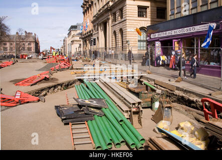 Straßenbahn-arbeiten, die in Princes Street, Edinburgh, Schottland Stockfoto