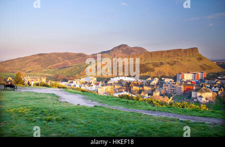 Salisbury Crags & Arthur Sitz vom Calton Hill Edinburgh Schottland Stockfoto