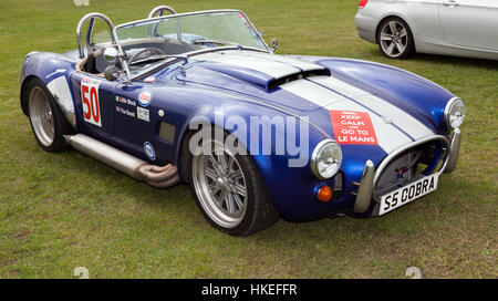 Dreiviertelansicht von einer AC Cobra auf dem Display in der AC-Besitzer Club Zone, im Jahr 2016 Silverstone Classic Stockfoto