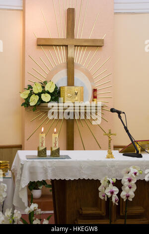 Der Altar mit dem Tabernakel in der Anbetungskapelle in Medjugorje. Stockfoto