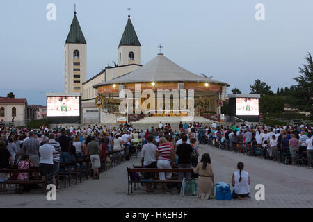 Tausende von Pilgern, die Teilnahme an einer heiligen Messe am Abend versammelten sich auf dem Platz hinter der Kirche St. Jakob. MEDJUGORJE, BOSNIEN UND HERZEGOWINA Stockfoto