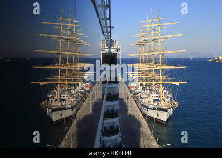 Kreuzfahrtschiff der Royal Clipper in Korfu spiegelt sich in den Fenstern der Königin Victoria. Stockfoto