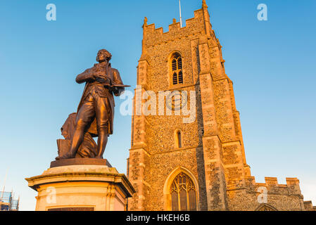 Thomas Gainsborough, Blick auf die Statue des Künstlers Thomas Gainsborough auf dem Marktplatz von Sudbury, seinem Geburtsort Suffolk, England, Großbritannien. Stockfoto