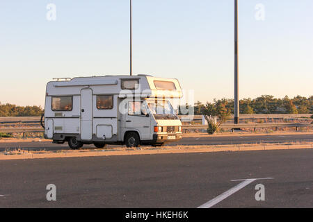 KROATIEN, 15.08.2016. Ein altes RV Auto parkte auf einem leeren Parkplatz irgendwo in Kroatien. Foto bei Sonnenuntergang. Stockfoto