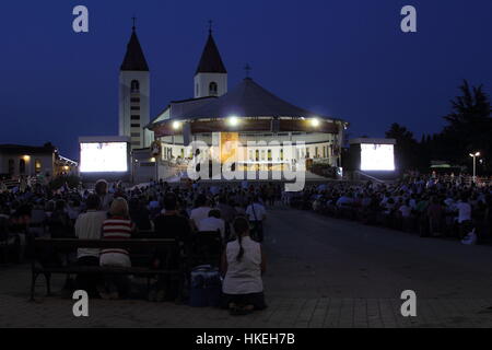 Tausende von Pilgern die Teilnahme an einer heiligen Messe und der Anbetung am Abend versammelten sich auf dem Platz hinter der St. Jakobus Kirche. Stockfoto