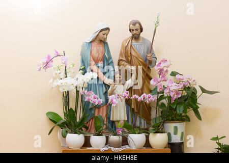 Die Statue der Heiligen Familie - Jesus, Maria und Josef in der Adorationskapelle in Medjugorje, Bosnien und Herzegowina. Stockfoto