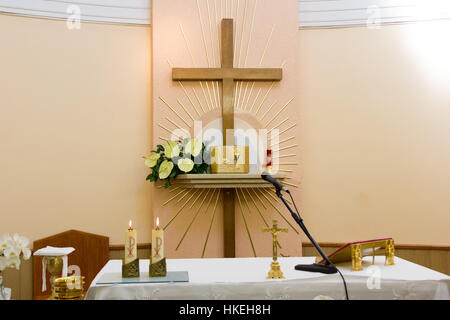 Der Altar mit Tabernakel und Kreuz in der Anbetungskapelle. Stockfoto