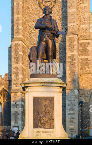 Blick auf die Statue des Künstlers Thomas Gainsborough auf dem Marktplatz von Sudbury, seinem Geburtsort Suffolk, England, Großbritannien. Stockfoto