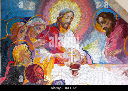 Mosaik an die Einsetzung der Eucharistie während des Letzten Abendmahles durch Jesus Christus als den Fünften lichtvolle Geheimnis. Stockfoto