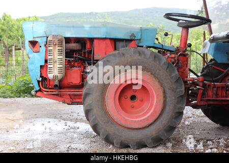 Rad von einem alten Traktor. BOSNIEN UND HERZEGOWINA, 2016/06/03. Stockfoto