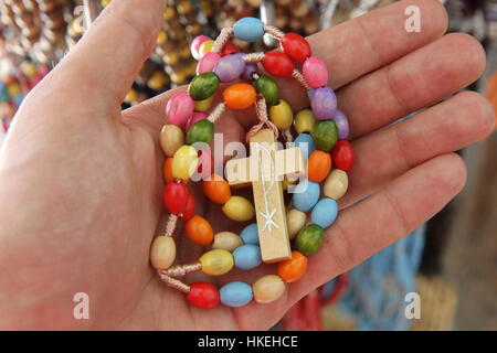 Rosarw in der Hand in einem Souvenirshop in Medjugorje, Bosnien und Herzegowina auf 2016/6/2 Stockfoto