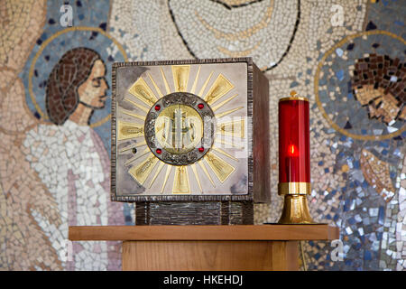 Ein Tabernakel mit dem Eucharisten und einer Kerzenlampe in einer Kapelle in Majčino selo (Mutterdorf) in Medjugorje, Bosnien und Herzegowina. Stockfoto