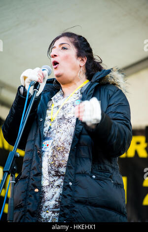 Die Komikerin Sajeela Kershi sprach bei der Rallye Women's March/Anti Donald Trump im Zentrum Londons als Teil eines internationalen Tages der Solidarität. Stockfoto