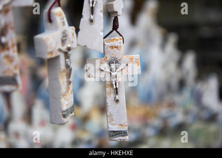 Medjugorje, Bosnien und Herzegowina, 2016/11/12. Marmor Kreuz einen Rosenkranz. Stockfoto