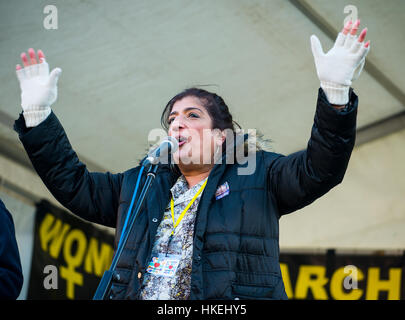 Die Komikerin Sajeela Kershi sprach bei der Rallye Women's March/Anti Donald Trump im Zentrum Londons als Teil eines internationalen Tages der Solidarität. Stockfoto