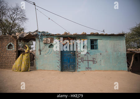 Eine Frau vor ihrem Haus in einem kleinen Dorf in Madhya Pradesh, Indien. Stockfoto