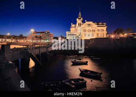 CASCAIS, PORTUGAL - ca. Oktober 2016: Die Promenade von Cascais bei Nacht, Cascais, Portugal Stockfoto