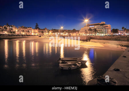 CASCAIS, PORTUGAL - ca. Oktober 2016: Die Promenade von Cascais bei Nacht, Cascais, Portugal Stockfoto