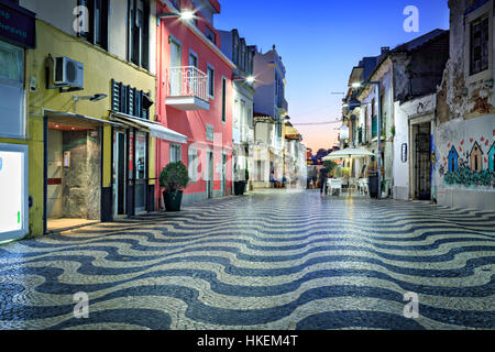 CASCAIS, PORTUGAL - ca. Oktober 2016: Straßen von Cascais bei Nacht, Cascais, Portugal Stockfoto