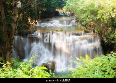Huay MaeKamin Wasserfall ist schöner Wasserfall im Regenwald, Provinz Kanchanaburi, Thailand. Stockfoto