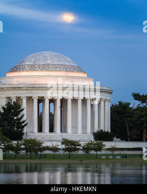 Mondaufgang über dem Jefferson Memorial in Washington, D.C. Stockfoto