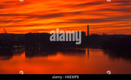 Feurigen Himmel über den Potomac in Washington, DC Stockfoto